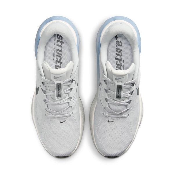 Et par Nike Structure Plus herreløbesko i farvekombinationen Grey Fog/Medium Ash-Summit White, set ovenfra. Der står »Structure« trykt på indlægssålerne, og Nike-logoet er placeret på tungen og på siderne. Designet med henblik på stabilitet.