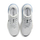 Et par Nike Structure Plus herreløbesko i farvekombinationen Grey Fog/Medium Ash-Summit White, set ovenfra. Der står »Structure« trykt på indlægssålerne, og Nike-logoet er placeret på tungen og på siderne. Designet med henblik på stabilitet.