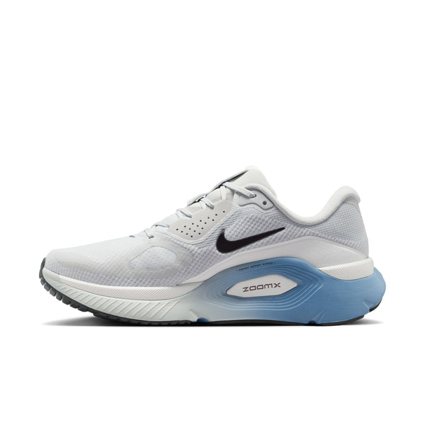 Nike Structure Plus til mænd kommer i farvekombinationen »grey fog« og »medium ash« med en overdel i »summit white«-mesh, sort Swoosh, lyseblå sål og ZoomX-mellemsål, hvilket giver løbere et elegant, moderne design og fremragende stabilitet.
