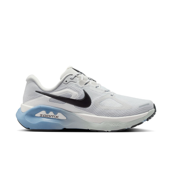 Nike Structure Plus til mænd i farvekombinationen Grey Fog/Medium Ash-Summit White har en overdel i mesh, en støttende sål, der sikrer stabilitet, og er ideel til overpronation. Den kombinerer komfort og stil med karakteristiske detaljer, hvilket gør den perfekt til løb eller sport.