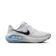 Nike Structure Plus til mænd i farvekombinationen Grey Fog/Medium Ash-Summit White har en overdel i mesh, en støttende sål, der sikrer stabilitet, og er ideel til overpronation. Den kombinerer komfort og stil med karakteristiske detaljer, hvilket gør den perfekt til løb eller sport.