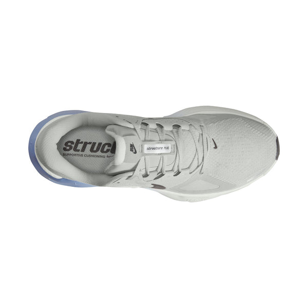 Oversigtsbillede af en hvid Nike Structure Plus-løbesko i farvekombinationen Grey Fog/Medium Ash-Summit White, med en overdel i mesh, en grå indersål med påskriften »structure« for stabilitet og en blå detalje på hælen – ideel til mænd, der har brug for støtte mod overpronation.