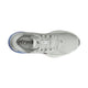 Oversigtsbillede af en hvid Nike Structure Plus-løbesko i farvekombinationen Grey Fog/Medium Ash-Summit White, med en overdel i mesh, en grå indersål med påskriften »structure« for stabilitet og en blå detalje på hælen – ideel til mænd, der har brug for støtte mod overpronation.