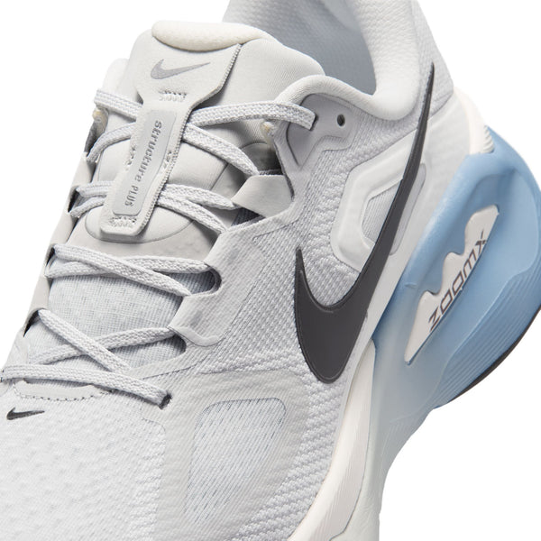 Nærbillede af Nike Structure Plus til mænd i farvekombinationen Grey Fog/Medium Ash-Summit White, med sort Swoosh, overdel i mesh samt hvid og blå mellemsål med ZoomX-logo – designet med henblik på stabilitet for at afhjælpe overpronation under løbeture.