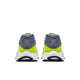 Bagfra-billede af to grå Nike Structure Plus, Herre, COOL GREY/BLACK-LEMON VENOM-WHITE stabilitetsløbesko med neon-gul hælstøtte og hvide mellemsåler.