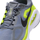 Nærbillede af en grå Nike Structure Plus Herre-løbesko til overpronation med lysegule detaljer, et sort Swoosh-logo og en hvid mellemsål.