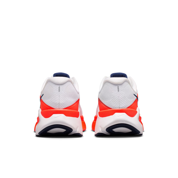 Billedet viser Nike Structure Plus løbesko til herrer i White/Midnight Navy-Bright Crimson, set bagfra. Disse hovedsageligt hvide sko har røde accenter og mørkeblå detaljer, der er designet til at give stabilitet til løbere. Baggrunden er hvid.