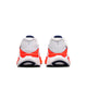 Billedet viser Nike Structure Plus løbesko til herrer i White/Midnight Navy-Bright Crimson, set bagfra. Disse hovedsageligt hvide sko har røde accenter og mørkeblå detaljer, der er designet til at give stabilitet til løbere. Baggrunden er hvid.