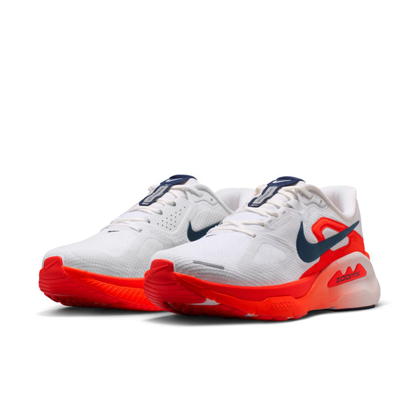 Nike Structure Plus Herre i White/Midnight Navy-Bright Crimson har hvid overdel, marineblå swooshes, lys orange mellemsåler for stabilitet, røde ydersåler og ekstra orange accenter. Sneakerne er vist side om side i en lille vinkel.