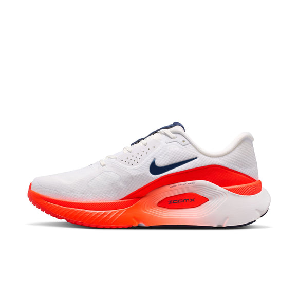 Nike Structure Plus til mænd i White/Midnight Navy-Bright Crimson har en overdel i mesh, marineblå swoosh, lys orange-rød sål, ZoomX-mellemsålsprint og polstret hæl for stabilitet - ideel støtte til løbere med overpronation.