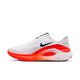 Nike Structure Plus til mænd i White/Midnight Navy-Bright Crimson har en overdel i mesh, marineblå swoosh, lys orange-rød sål, ZoomX-mellemsålsprint og polstret hæl for stabilitet - ideel støtte til løbere med overpronation.