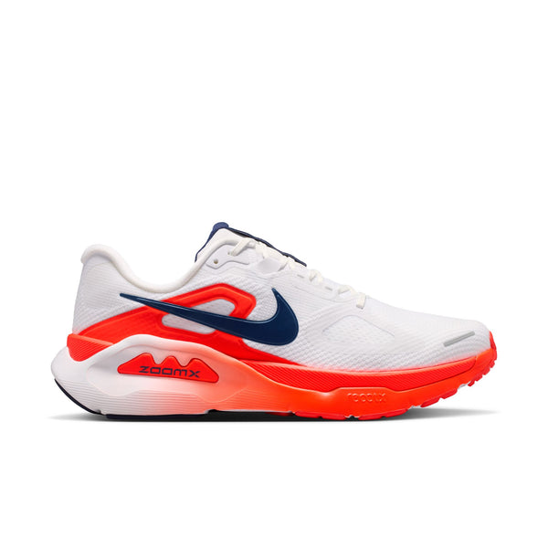Nike Structure Plus til mænd i White/Midnight Navy-Bright Crimson har en blå swoosh, knaldrød-orange sål, ZoomX-branding, hvide snørebånd og navyfarvet tunge - designet til stabilitet og perfekt til løbere med overpronation.