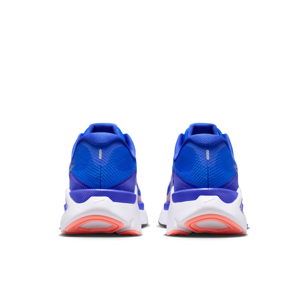 Bagfra-billede af Nike Structure Plus, Herre i Racer Blue/Black-Atomic Pink-White – et par blå løbesko med hvide mellemsåler, orange (Atomic Pink) ydersåler og diskrete reflekterende detaljer på hælen. Disse løbesko er designet med henblik på stabilitet og er perfekte til løbere, der har brug for ekstra støtte mod overpronation. De vises side om side på en hvid baggrund.