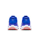 Bagfra-billede af Nike Structure Plus, Herre i Racer Blue/Black-Atomic Pink-White – et par blå løbesko med hvide mellemsåler, orange (Atomic Pink) ydersåler og diskrete reflekterende detaljer på hælen. Disse løbesko er designet med henblik på stabilitet og er perfekte til løbere, der har brug for ekstra støtte mod overpronation. De vises side om side på en hvid baggrund.