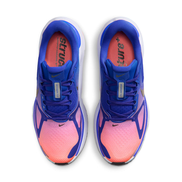 Ovenfra-billede af Nike Structure Plus, herreløbesko i farvekombinationen Racer Blue/Black-Atomic Pink-White, med blå snørebånd og en overdel med farveovergang i nuancer af blå, lilla og lyserød. De lyserøde indlægssåler er forsynet med teksten »structure«. Skoene er udviklet af Nike med henblik på stabilitet og støtte – ideelle til personer med overpronation – og har Nike-logoet på både tungen og siden.