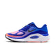 Et billede set fra siden af Nike Structure Plus-løbeskoen til herre i farvekombinationen Racer Blue/Black-Atomic Pink-White viser en blå overdel med lyserøde detaljer, et sort Swoosh-logo, en hvid mellemsål og en orange ydersål. Denne sko er udviklet med henblik på stabilitet og er ideel til løbere med overpronation. Den kombinerer synligt mesh og syntetiske materialer i et elegant, moderne design.