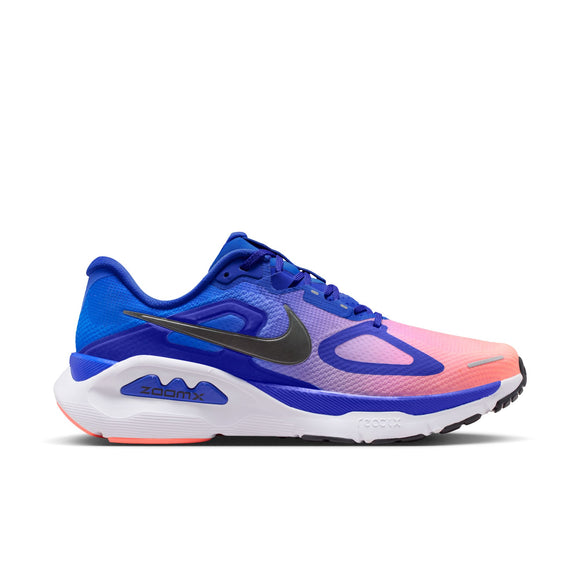 Vi præsenterer Nike Structure Plus, Herre i Racer Blue/Black-Atomic Pink-White – en løbesko designet til øget stabilitet. Med en iøjnefaldende overdel i blå og lyserød farveovergang, blå snørebånd, et markant sort Nike Swoosh-logo og en hvid mellemsål med blå »ZoomX«-logo er denne model ideel til løbeskoentusiaster, der søger pålidelig støtte mod overpronation. Den overvejende hvide ydersål er fremhævet med detaljer i orange og sort, hvilket giver et dynamisk udtryk.