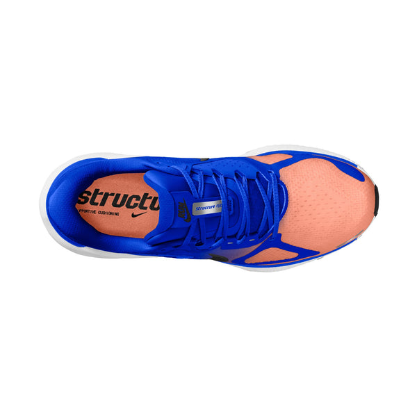 Ovenfra-billede af Nike Structure Plus-løbeskoen til herre i farvekombinationen Racer Blue/Black-Atomic Pink-White, med en ferskenfarvet (Atomic Pink) tå, blå snørebånd og detaljer. Denne model er udviklet med henblik på stabilitet og er ideel til løbere med overpronation. Den åndbare overdel i mesh har »struct« og Nike-logoet på indersålen, suppleret af en hvid sål.