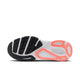 Billedet viser sålen på Nike Structure Plus-løbeskoen (herre) i farvekombinationen Racer Blue/Black-Atomic Pink-White, med sort, struktureret mønster, en hvid midterdel og detaljer i Atomic Pink omkring hælen og på siderne. Designet fremhæver fleksibilitets- og grebzoner, der sikrer atletisk ydeevne, og giver ekstra stabilitet til løbere, der er tilbøjelige til overpronation.