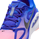 Nærbillede af Nike Structure Plus-løbeskoen til herre i farvekombinationen Racer Blue/Black-Atomic Pink-White, der fremviser en livlig blanding af blå, lyserøde og lilla nuancer. Overdelen i mesh har detaljerede syninger, et gråt Nike-swoosh og et synligt mærke på tungen med teksten »Structure Plus«. Designet med fokus på stabilitet for at støtte løbere, der lider af overpronation.