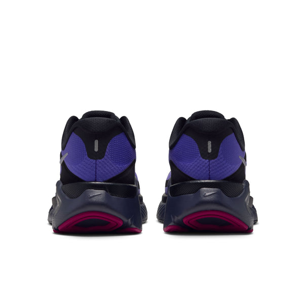 Et par Nike Structure Plus Dame-sko set bagfra, i et markant farveskema i sort, metallisk sølv og persisk violet med lyserøde såler og reflekterende detaljer på hælen. Designet fremhæver Dames karakteristiske stil og er udstyret med Structure Plus-støtte, der sikrer forbedret ydeevne.