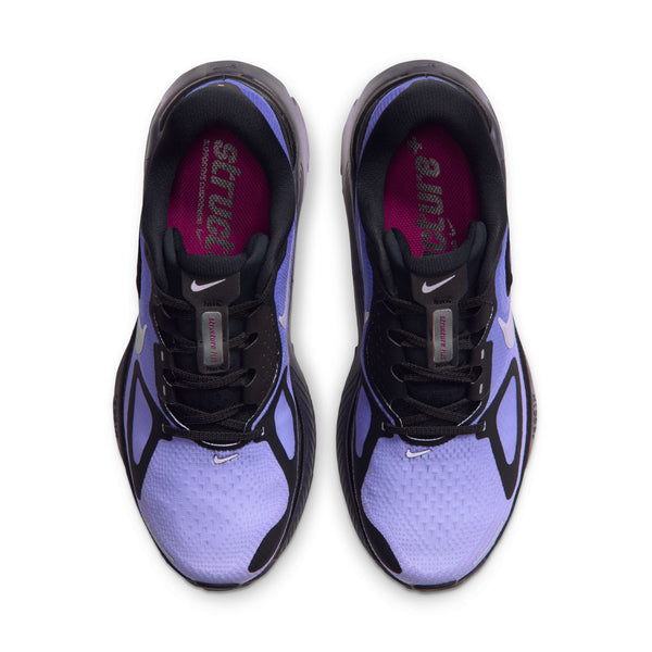 Et par Nike Structure Plus Dame-sportssko i farvekombinationen sort/metalsølv/persisk violet, med sorte snørebånd, set ovenfra. De mørkrosa indlægssåler har hvid tekst, mens tungen er prydet med et lille Nike-logo og »Structure Plus 25«-mærket.