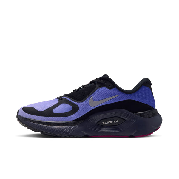 Her er den reviderede sætning med dine produktoplysninger: Et sidebillede af Nike Structure Plus-løbeskoen i farverne sort, metallisk sølv og persisk violet, med en overdel i persisk violet og sort med sorte snørebånd, et metallisk sølvfarvet Swoosh-logo og en mellemsål med ZoomX-mærkning. Ydersålen har en diskret rød detalje nær hælen, der fremhæver det dynamiske Dame-design.
