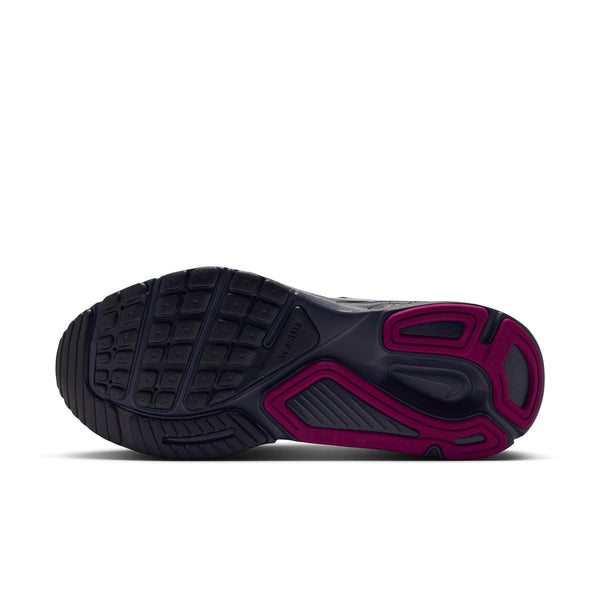 Billedet viser ydersålen på Nike Structure Plus, Dame i farvekombinationen Sort/Metallisk Sølv/Persisk Violet, med et sort gummisålmønster med geometriske mønstre og detaljer i Persisk Violet ved hælen på en hvid baggrund. Designet fremhæver Structure Plus-teknologien, der sikrer øget holdbarhed og støtte.