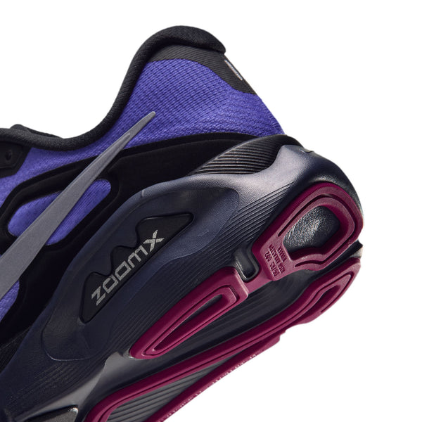 Nærbillede af hælen og ydersålen på en Nike Structure Plus Dame-sneaker i farvekombinationen Sort/Metallisk sølv/Persisk violet, med et synligt ZoomX-mærke og en del af Swoosh-logoet.