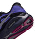 Nærbillede af hælen og ydersålen på en Nike Structure Plus Dame-sneaker i farvekombinationen Sort/Metallisk sølv/Persisk violet, med et synligt ZoomX-mærke og en del af Swoosh-logoet.