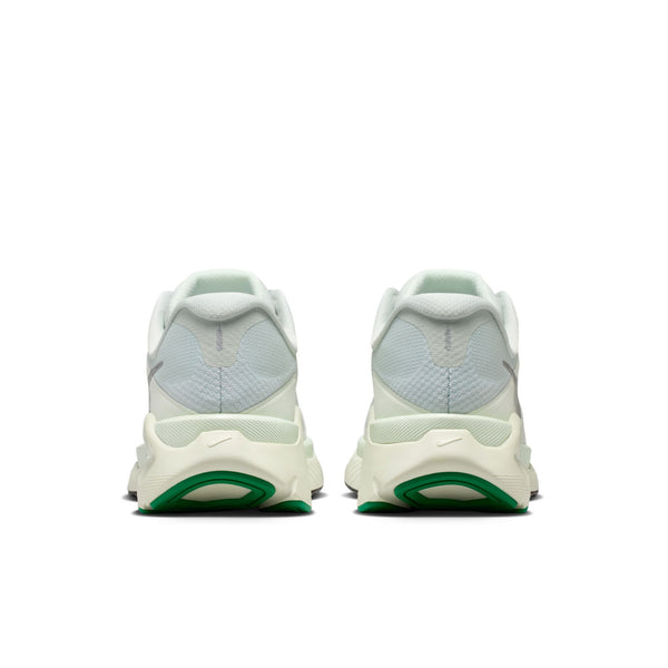 Et par Nike Structure Plus Dame løbesko i Light Silver/Metallic Silver, set bagfra. De er designet til stabilitet og støtte og har et lille Nike-logo på hver hæl og grønne detaljer på ydersålerne.