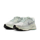 Nike Structure Plus, Dame, i Light Silver/Metallic Silver har overdel i åndbart mesh, snørelukning, hvide såler, grå swooshes, ZoomX-branding på mellemsålen - designet til stabilitet og støtte. Vises på en hvid baggrund.