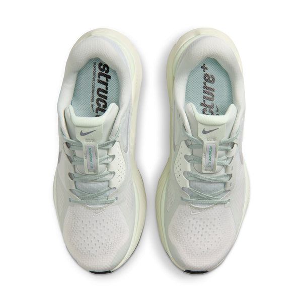 Et par Nike Structure Plus Dame løbesko i Light Silver/Metallic Silver ses fra ovn med snørebånd, perforeret tå og mesh-paneler samt "structure" på indersålerne-ideelle til stabilitet og støtte under løb.