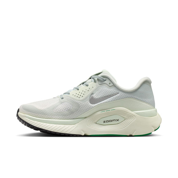 Nike Structure Plus Dame i Light Silver/Metallic Silver har en overdel i mesh, lysegrønne detaljer, grå swoosh, ZoomX på sålen og sort ydersål med grønne detaljer - designet til overpronation for at give stabilitet og støtte under løb.
