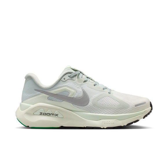 Nike Structure Plus Dame i Light Silver/Metallic Silver har en overdel i mesh, lysegrå swoosh, ZoomX-logo på mellemsålen og en overvejende hvid sål med grøn ved hælen og sort ved tåen - perfekt til stabilitet og støtte ved overpronation.