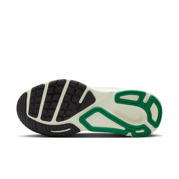Billedet viser ydersålen på Nike Structure Plus Dame løbesko i Light Silver/Metallic Silver med sorte, hvide og grønne sektioner med rektangulært og buet mønster for greb, stabilitet og støtte - ideel til overpronation.