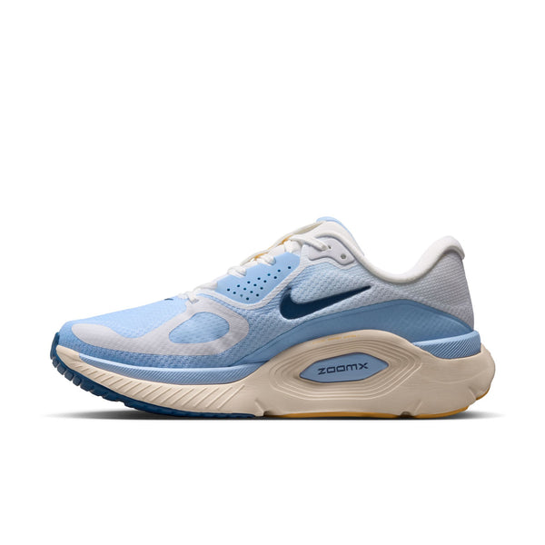 Nike Structure Plus til kvinder i farvekombinationen Hvid/Mystic Navy-Aluminium-Sundial har en åndbar overdel i mesh, en stabiliserende ZoomX-mellemsål i cremefarve og en lyseblå/gul ydersål – perfekt støtte til løbere med overpronation.