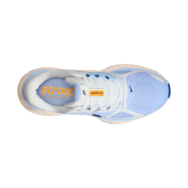 En Nike Structure Plus Dame-løbesko i farvekombinationen White/Mystic Navy-Aluminum-Sundial set ovenfra med hvide snørebånd, hvid sål og teksten »struct!« i gult på indersålen. Designet med henblik på stabilitet; tåstykket har et gult mærke med tekst.