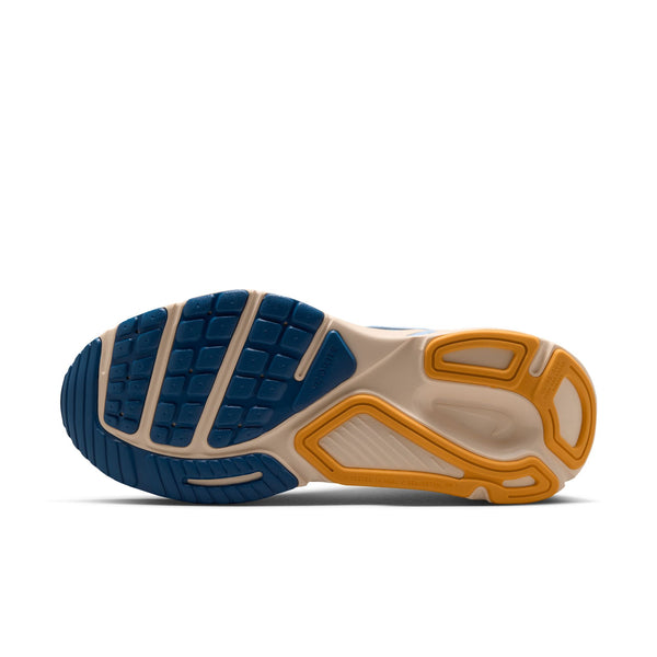 Billedet viser undersiden af Nike Structure Plus-løbeskoen (Dame, White/Mystic Navy-Aluminum-Sundial) med et mønster i blå, gul og beige. Struktureret gummi med greb og riller sikrer stabilitet, vejgreb og fleksibilitet.