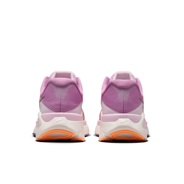Nike Structure Plus Dame i Lt Magenta/Tattoo-Orange Pulse-Pink Foam ses bagfra med orange såler og et hvidt logo, der giver stabilitet og støtte - ideelt til overpronation.
