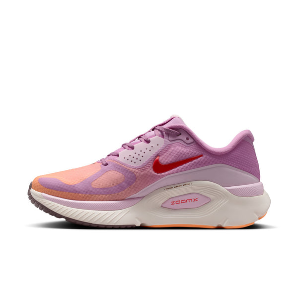 Nike Structure Plus Dame i Lt Magenta/Tattoo-Orange Pulse-Pink Foam har en overdel i pink og lilla mesh, rød swoosh, hvid ZoomX-mellemsål og orange ydersål for stabilitet og støtte. Vist i venstre profil mod en hvid baggrund.