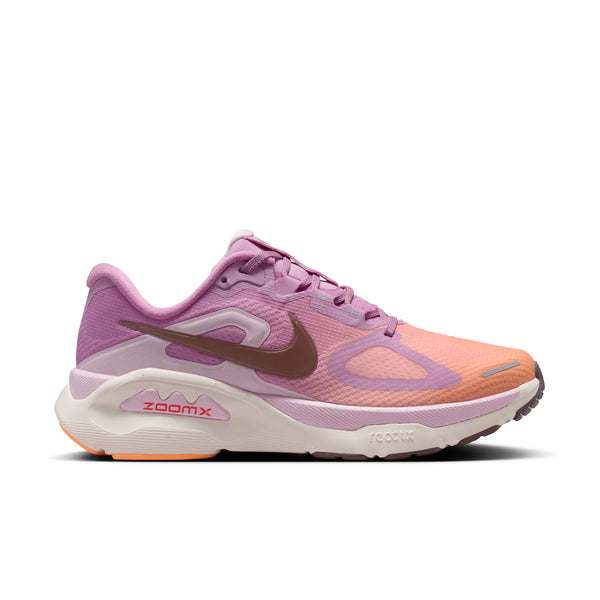 Nike Structure Plus Dame i Lt Magenta/Tattoo-Orange Pulse-Pink Foam har en overdel i mesh, stor rødbrun Swoosh, hvid mellemsål med "ZoomX"-branding, gummisål og lilla accenter for stabilitet og støtte.