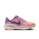 Nike Structure Plus Dame i Lt Magenta/Tattoo-Orange Pulse-Pink Foam har en overdel i mesh, stor rødbrun Swoosh, hvid mellemsål med "ZoomX"-branding, gummisål og lilla accenter for stabilitet og støtte.