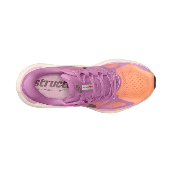 Et billede ovenfra af Nike Structure Plus Dame i Lt Magenta/Tattoo-Orange Pulse-Pink Foam med ferskenfarvet tåboks, lilla overlays og snørebånd, hvid mellemsål, "structure" på den grå indersål - ideel til overpronation med stabilitet og støtte.