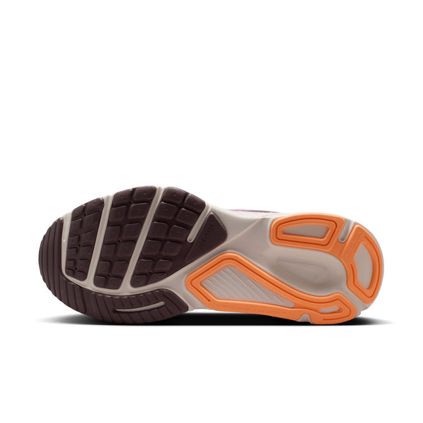 Billedet viser sålen på Nike Structure Plus Dame i Lt Magenta/Tattoo-Orange Pulse-Pink Foam med sort, orange og hvid gummiprofil for stabilitet og støtte, der sikrer greb for løbere.