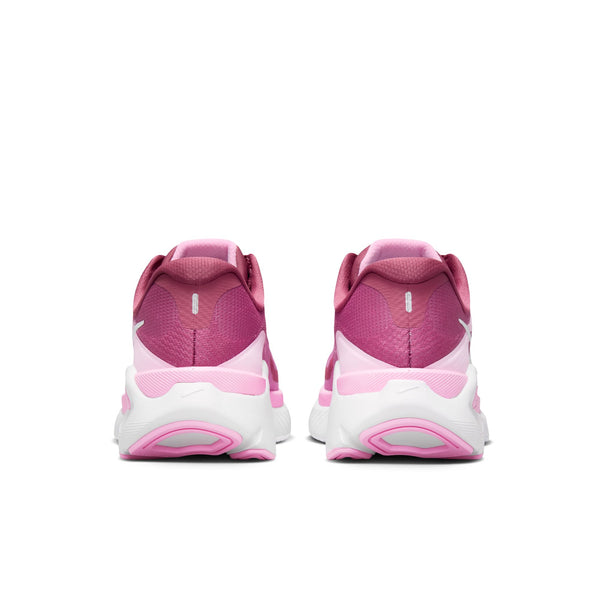 Et par Nike Structure Plus-løbesko til kvinder i farvekombinationen Pink Smoke/White-Pink Rise-Lt Magenta ses set bagfra, hvor de lyserøde såler og de stabiliserende detaljer ved hælen fremhæves på en ensfarvet hvid baggrund.