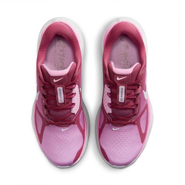 Nike Structure Plus Dame-løbeskoene i farvekombinationen Pink Smoke/White-Pink Rise-Lt Magenta har hvide Swoosh-logoer på siderne, lyserøde såler samt mørkere lyserøde snørebånd og indlægssåler. Set ovenfra er de designet med henblik på stabilitet.