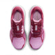 Nike Structure Plus Dame-løbeskoene i farvekombinationen Pink Smoke/White-Pink Rise-Lt Magenta har hvide Swoosh-logoer på siderne, lyserøde såler samt mørkere lyserøde snørebånd og indlægssåler. Set ovenfra er de designet med henblik på stabilitet.