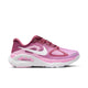Nike Structure Plus Dame i farvekombinationen Pink Smoke/White-Pink Rise-Lt Magenta har en overdel i mesh, snørelukning, hvid Swoosh og hvid sål samt en »ZoomX«-mellemsål og giver stabilitet – ideel til løbere, der har brug for støtte mod overpronation.