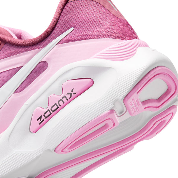 Nærbillede af hælen og ydersålen på Nike Structure Plus Dame i farvekombinationen Pink Smoke/White-Pink Rise-Lt Magenta, der viser detaljer på den strukturerede sål og ZOOM-prægningen på siden – hvilket giver stabilitet og støtte ved overpronation.